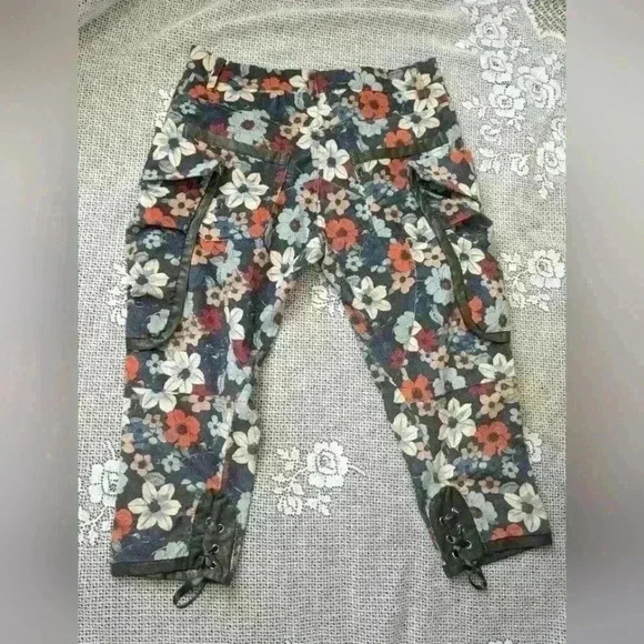 Velvet Florals Cargo Capris - Picture 6 of 7